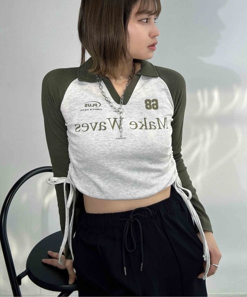 AS KNOW AS plus（アズノゥアズプラス）の「♪V衿ネック サイドリボン ロゴプルオーバー（Tシャツ/カットソー・レディース・ブラウン系/ブラック系/ネイビー系/カーキ系/ネイビー系1/ブラウン系1/グリーン系1・FREE）」の4枚目の写真