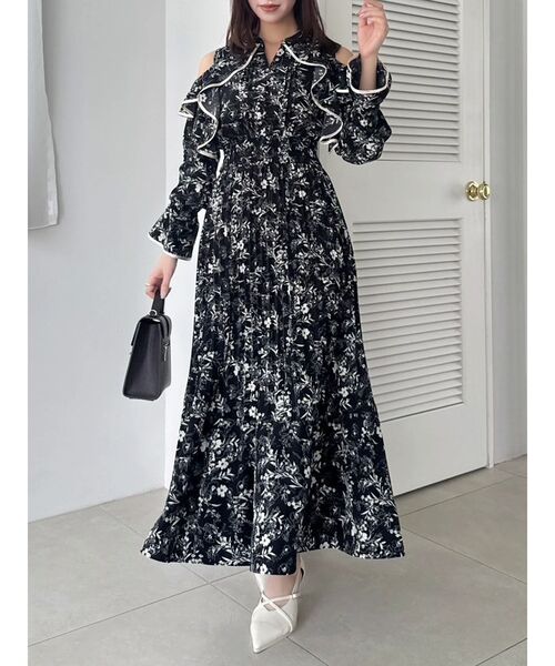 dazzlin（ダズリン）の「オープンショルダーフラワープリーツワンピース（ワンピース・レディース・アイボリー/ブラック・SMALL/MEDIUM）」の2枚目の写真