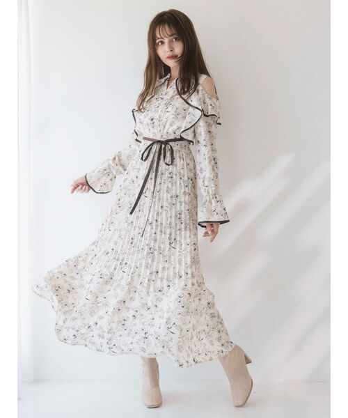 dazzlin（ダズリン）の「オープンショルダーフラワープリーツワンピース（ワンピース・レディース・アイボリー/ブラック・SMALL/MEDIUM）」の9枚目の写真