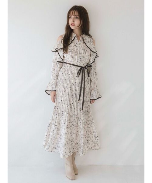 dazzlin（ダズリン）の「オープンショルダーフラワープリーツワンピース（ワンピース・レディース・アイボリー/ブラック・SMALL/MEDIUM）」の10枚目の写真