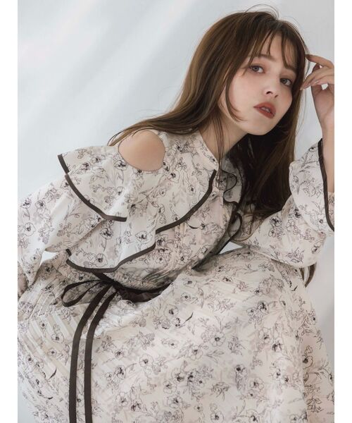 dazzlin（ダズリン）の「オープンショルダーフラワープリーツワンピース（ワンピース・レディース・アイボリー/ブラック・SMALL/MEDIUM）」の11枚目の写真