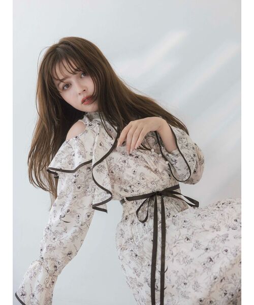 dazzlin（ダズリン）の「オープンショルダーフラワープリーツワンピース（ワンピース・レディース・アイボリー/ブラック・SMALL/MEDIUM）」の12枚目の写真