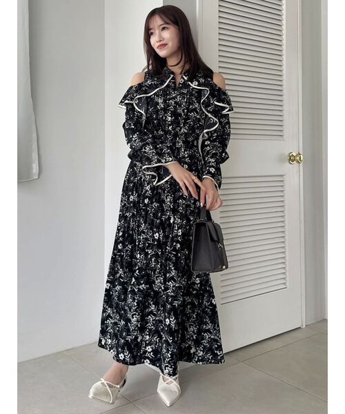 dazzlin（ダズリン）の「オープンショルダーフラワープリーツワンピース（ワンピース・レディース・アイボリー/ブラック・SMALL/MEDIUM）」の3枚目の写真