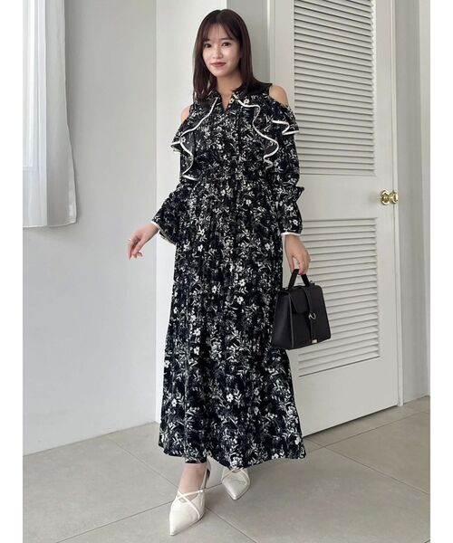 dazzlin（ダズリン）の「オープンショルダーフラワープリーツワンピース（ワンピース・レディース・アイボリー/ブラック・SMALL/MEDIUM）」の4枚目の写真