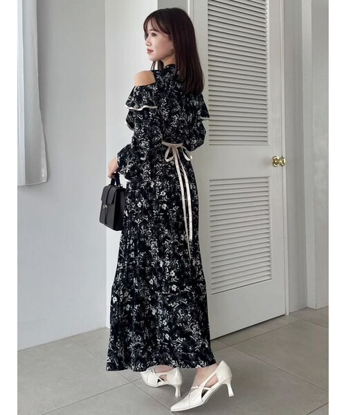 dazzlin（ダズリン）の「オープンショルダーフラワープリーツワンピース（ワンピース・レディース・アイボリー/ブラック・SMALL/MEDIUM）」の6枚目の写真