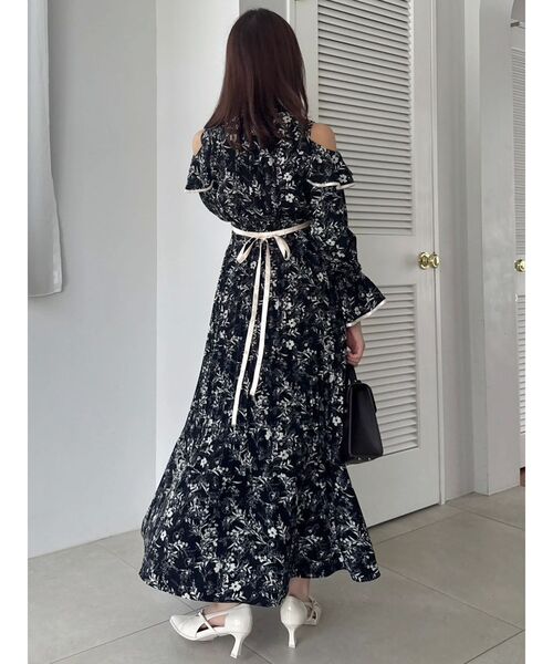 dazzlin（ダズリン）の「オープンショルダーフラワープリーツワンピース（ワンピース・レディース・アイボリー/ブラック・SMALL/MEDIUM）」の7枚目の写真