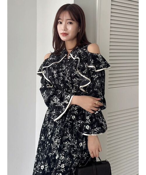 dazzlin（ダズリン）の「オープンショルダーフラワープリーツワンピース（ワンピース・レディース・アイボリー/ブラック・SMALL/MEDIUM）」の8枚目の写真