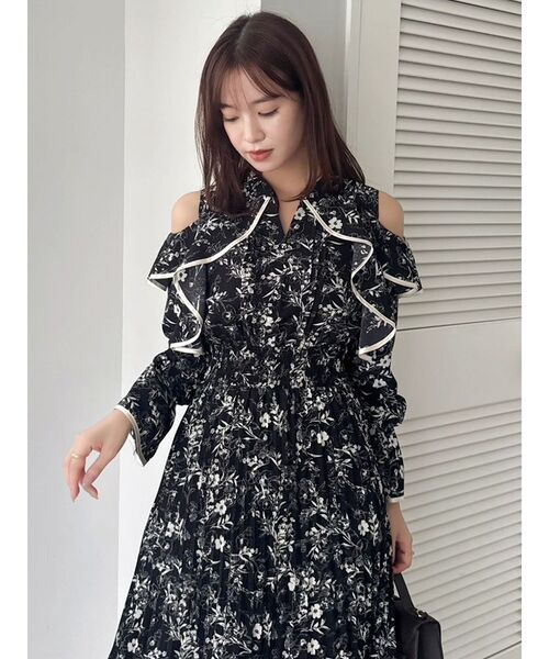 dazzlin（ダズリン）の「オープンショルダーフラワープリーツワンピース（ワンピース・レディース・アイボリー/ブラック・SMALL/MEDIUM）」の15枚目の写真