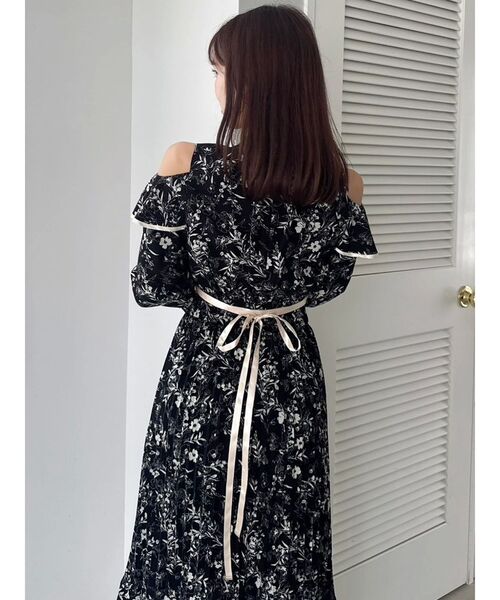 dazzlin（ダズリン）の「オープンショルダーフラワープリーツワンピース（ワンピース・レディース・アイボリー/ブラック・SMALL/MEDIUM）」の16枚目の写真