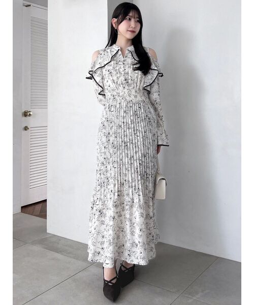 dazzlin（ダズリン）の「オープンショルダーフラワープリーツワンピース（ワンピース・レディース・アイボリー/ブラック・SMALL/MEDIUM）」の17枚目の写真