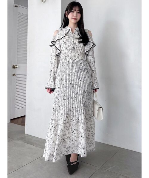 dazzlin（ダズリン）の「オープンショルダーフラワープリーツワンピース（ワンピース・レディース・アイボリー/ブラック・SMALL/MEDIUM）」の18枚目の写真