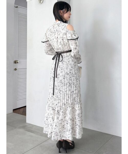 dazzlin（ダズリン）の「オープンショルダーフラワープリーツワンピース（ワンピース・レディース・アイボリー/ブラック・SMALL/MEDIUM）」の19枚目の写真