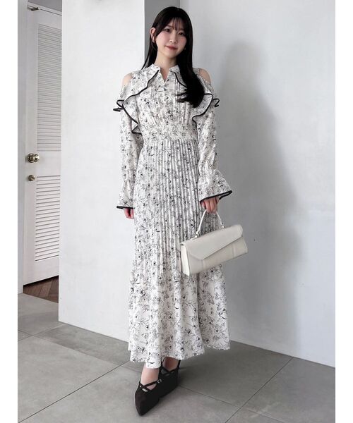 dazzlin（ダズリン）の「オープンショルダーフラワープリーツワンピース（ワンピース・レディース・アイボリー/ブラック・SMALL/MEDIUM）」の21枚目の写真