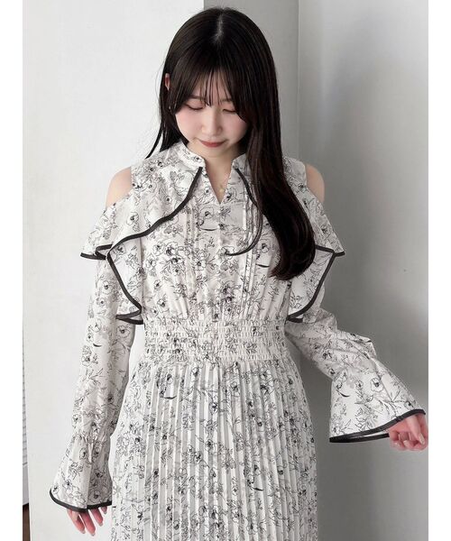 dazzlin（ダズリン）の「オープンショルダーフラワープリーツワンピース（ワンピース・レディース・アイボリー/ブラック・SMALL/MEDIUM）」の22枚目の写真