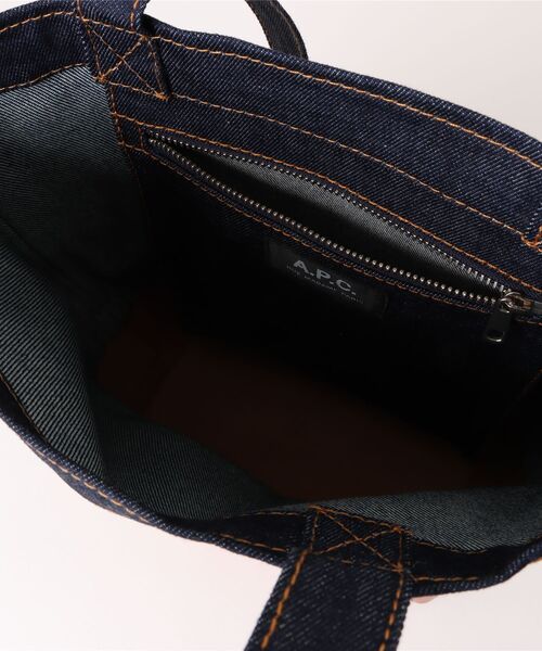 A.P.C.（アーペーセー）の「TOTE AXEL SMALL（トートバッグ・メンズ・ブラウン系その他・ONESIZE）」の3枚目の写真