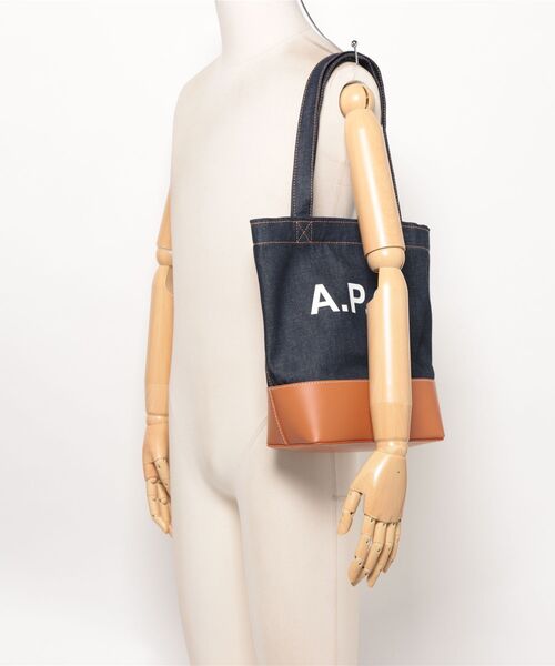 A.P.C.（アーペーセー）の「TOTE AXEL SMALL（トートバッグ・メンズ・ブラウン系その他・ONESIZE）」の4枚目の写真