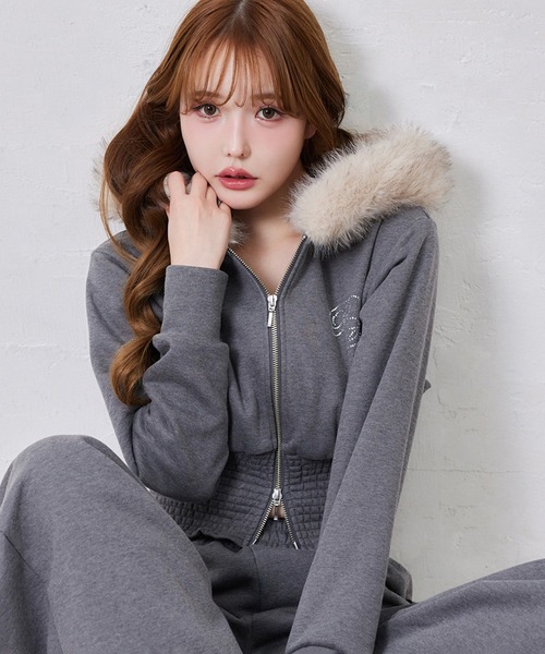 one after another NICE CLAUP（ワンアフターアナザーナイスクラップ）の「セットアップ対応可/ファー付きウエストシャーリングパーカー（パーカー・レディース・サックスブルー/チャコールグレー/アイボリー系/ピンク系・FREE）」の2枚目の写真