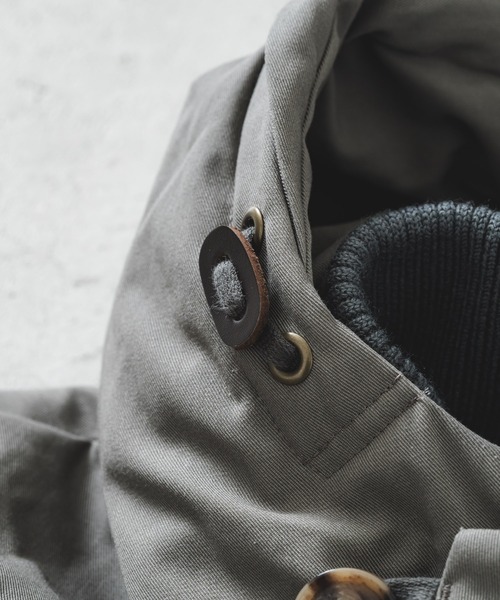 quadro（クオドロ）の「コットン/ポリエステル強撚ツイル中綿パーカーブルゾン（その他アウター・メンズ・チャコール/グレー・MEDIUM/LARGE）」の7枚目の写真