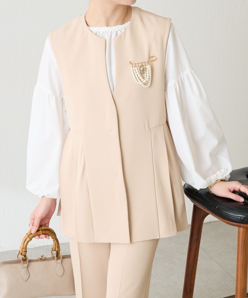 COLLAGE GALLARDAGALANTE（コラージュガリャルダガランテ）の「ツイルプリーツジレ/セレモニー/セットアップ可（ベスト・レディース・ベージュ/ブラック・FREE）」の2枚目の写真