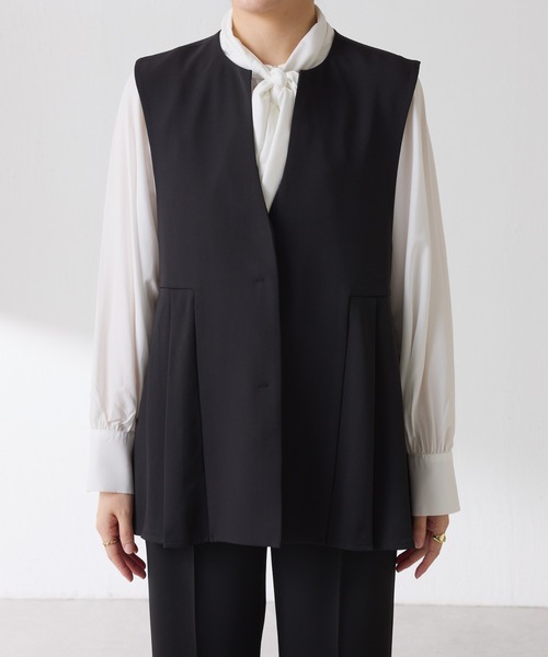 COLLAGE GALLARDAGALANTE（コラージュガリャルダガランテ）の「ツイルプリーツジレ/セレモニー/セットアップ可（ベスト・レディース・ベージュ/ブラック・FREE）」の14枚目の写真