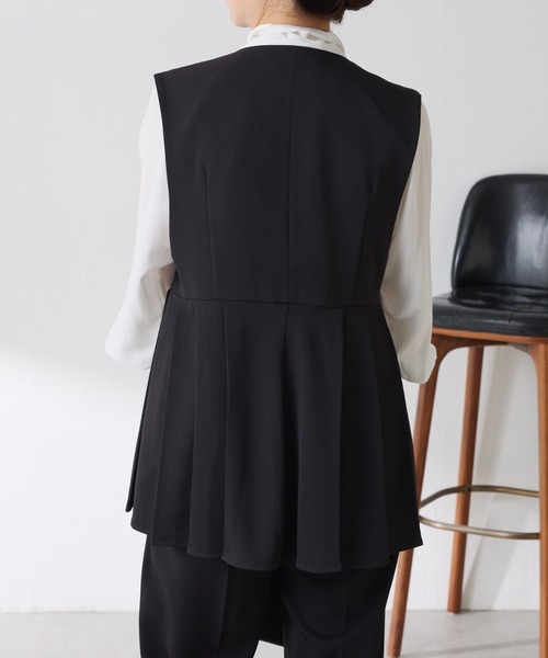 COLLAGE GALLARDAGALANTE（コラージュガリャルダガランテ）の「ツイルプリーツジレ/セレモニー/セットアップ可（ベスト・レディース・ベージュ/ブラック・FREE）」の5枚目の写真