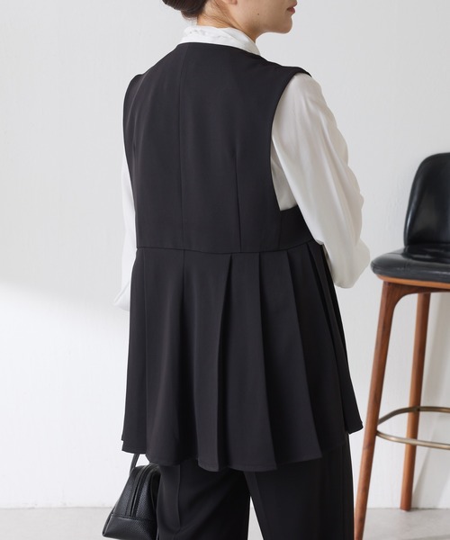 COLLAGE GALLARDAGALANTE（コラージュガリャルダガランテ）の「ツイルプリーツジレ/セレモニー/セットアップ可（ベスト・レディース・ベージュ/ブラック・FREE）」の6枚目の写真