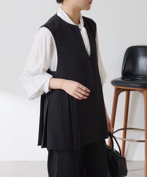 COLLAGE GALLARDAGALANTE（コラージュガリャルダガランテ）の「ツイルプリーツジレ/セレモニー/セットアップ可（ベスト・レディース・ベージュ/ブラック・FREE）」の7枚目の写真
