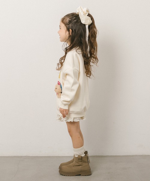 URBAN CHERRY（アーバンチェリー）の「ぬいぐるみ付ロゴプリントトレーナー（スウェット・キッズ・アイボリー/ネイビー・110cm/140cm/120cm/130cm/150cm）」の3枚目の写真