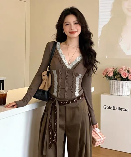 AsheKsha（アシクシャ）の「アメリカンレトロレースパッチワークVネック長袖Tシャツフリル付きシルエットトップス（Tシャツ/カットソー・レディース・モカ・M）」の2枚目の写真