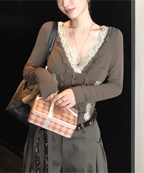 AsheKsha（アシクシャ）の「アメリカンレトロレースパッチワークVネック長袖Tシャツフリル付きシルエットトップス（Tシャツ/カットソー・レディース・モカ・M）」の5枚目の写真