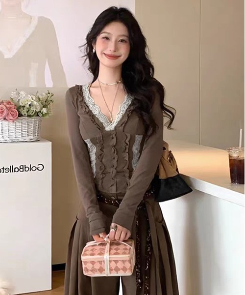 AsheKsha（アシクシャ）の「アメリカンレトロレースパッチワークVネック長袖Tシャツフリル付きシルエットトップス（Tシャツ/カットソー・レディース・モカ・M）」の6枚目の写真