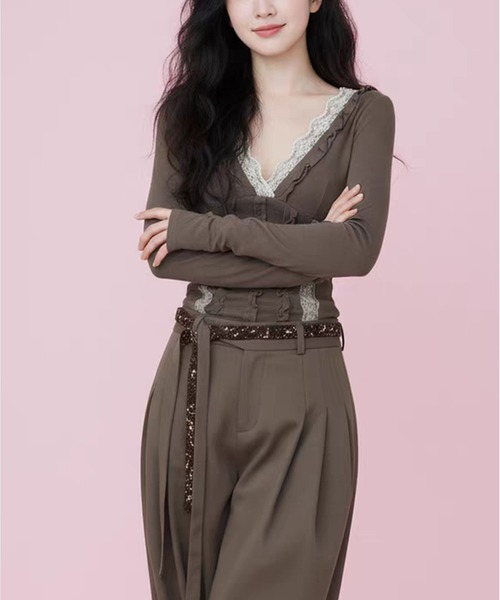 AsheKsha（アシクシャ）の「アメリカンレトロレースパッチワークVネック長袖Tシャツフリル付きシルエットトップス（Tシャツ/カットソー・レディース・モカ・M）」の7枚目の写真