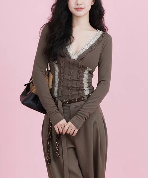 AsheKsha（アシクシャ）の「アメリカンレトロレースパッチワークVネック長袖Tシャツフリル付きシルエットトップス（Tシャツ/カットソー・レディース・モカ・M）」の8枚目の写真