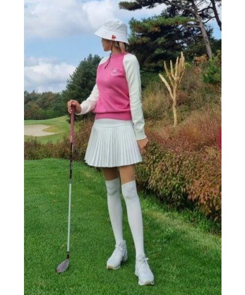MONBIRDIE GOLF(モンバーディーゴルフ)の「ウォームプリーツ刺繍 裏起毛刺繍ポイントスカート ホワイト(スカート・レディース・ホワイト・M/S)」の4枚目の写真