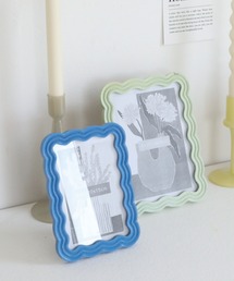 MILLION CARATS（ミリオンカラッツ）の「《neulo》 置くだけで空間にやさしい動きを添える。波打つフォルムが印象的な、ウェーブフォトフレーム-green（フォトフレーム）」