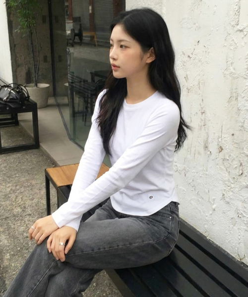 MONGDOL（モンドル）の「[6色] エッセンシャルロングスリーブTシャツ MDTS063（Tシャツ/カットソー・レディース・ライトグレー/チャコールグレー/ホワイト/ブラック/カーキ/ブラウン・SMALL/MEDIUM）」の7枚目の写真