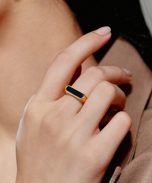 novice（ノーヴィス）の「【novice】Onyx Signet Ring［Stainless］（リング・レディース・シルバー/ゴールド・11/16）」の2枚目の写真