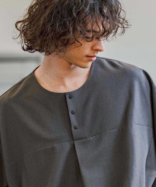 CAMBIO(カンビオ)の「mt10260-Stretch Tropical Hem Shirring Short Sleeve Pullover プルオーバー(S67426cmb)(Tシャツ/カットソー・メンズ・チャコール/ダークベージュ/キナリ/ブラック・S/M/L)」の4枚目の写真