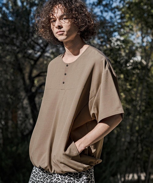 CAMBIO(カンビオ)の「mt10260-Stretch Tropical Hem Shirring Short Sleeve Pullover プルオーバー(S67426cmb)(Tシャツ/カットソー・メンズ・チャコール/ダークベージュ/キナリ/ブラック・S/M/L)」の1枚目の写真