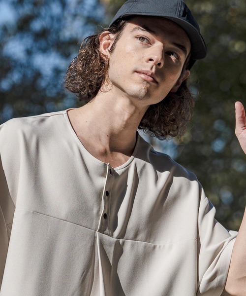 CAMBIO(カンビオ)の「mt10260-Stretch Tropical Hem Shirring Short Sleeve Pullover プルオーバー(S67426cmb)(Tシャツ/カットソー・メンズ・チャコール/ダークベージュ/キナリ/ブラック・S/M/L)」の2枚目の写真