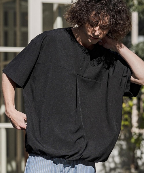 CAMBIO(カンビオ)の「mt10260-Stretch Tropical Hem Shirring Short Sleeve Pullover プルオーバー(S67426cmb)(Tシャツ/カットソー・メンズ・チャコール/ダークベージュ/キナリ/ブラック・S/M/L)」の3枚目の写真