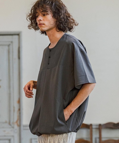 CAMBIO(カンビオ)の「mt10260-Stretch Tropical Hem Shirring Short Sleeve Pullover プルオーバー(S67426cmb)(Tシャツ/カットソー・メンズ・チャコール/ダークベージュ/キナリ/ブラック・S/M/L)」の13枚目の写真
