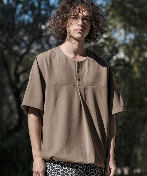 CAMBIO(カンビオ)の「mt10260-Stretch Tropical Hem Shirring Short Sleeve Pullover プルオーバー(S67426cmb)(Tシャツ/カットソー・メンズ・チャコール/ダークベージュ/キナリ/ブラック・S/M/L)」の18枚目の写真