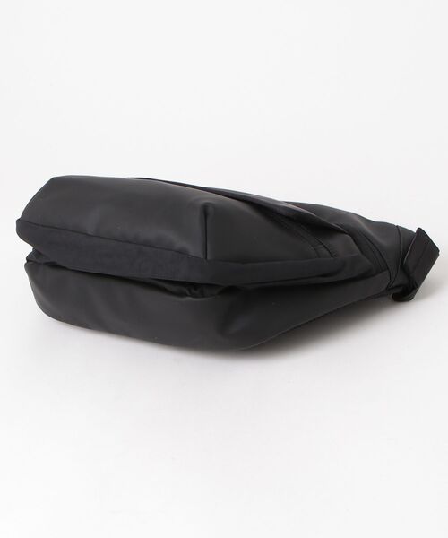 CHROME（クローム）の「［ CHROME / クローム ］BOT FLAP SLING 8L MABK_MATTE BLACK / ボット フラップ スリング 8リットル マット ブラック 耐水 8L ボディバッグ iPad収納（ボディバッグ/ウエストポーチ・メンズ・ブラック系その他・FREE）」の10枚目の写真