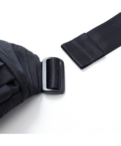 CHROME（クローム）の「［ CHROME / クローム ］BOT FLAP SLING 8L MABK_MATTE BLACK / ボット フラップ スリング 8リットル マット ブラック 耐水 8L ボディバッグ iPad収納（ボディバッグ/ウエストポーチ・メンズ・ブラック系その他・FREE）」の8枚目の写真