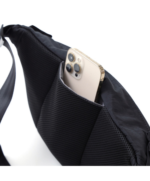 CHROME（クローム）の「［ CHROME / クローム ］BOT FLAP SLING 8L MABK_MATTE BLACK / ボット フラップ スリング 8リットル マット ブラック 耐水 8L ボディバッグ iPad収納（ボディバッグ/ウエストポーチ・メンズ・ブラック系その他・FREE）」の7枚目の写真