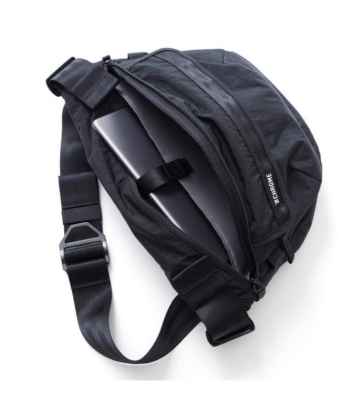 CHROME（クローム）の「［ CHROME / クローム ］BOT FLAP SLING 8L MABK_MATTE BLACK / ボット フラップ スリング 8リットル マット ブラック 耐水 8L ボディバッグ iPad収納（ボディバッグ/ウエストポーチ・メンズ・ブラック系その他・FREE）」の6枚目の写真