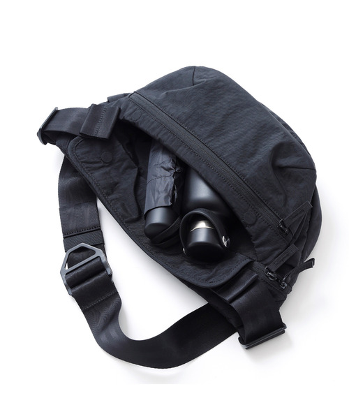 CHROME（クローム）の「［ CHROME / クローム ］BOT FLAP SLING 8L MABK_MATTE BLACK / ボット フラップ スリング 8リットル マット ブラック 耐水 8L ボディバッグ iPad収納（ボディバッグ/ウエストポーチ・メンズ・ブラック系その他・FREE）」の5枚目の写真