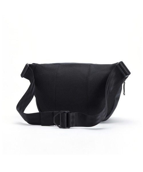 CHROME（クローム）の「［ CHROME / クローム ］BOT FLAP SLING 8L MABK_MATTE BLACK / ボット フラップ スリング 8リットル マット ブラック 耐水 8L ボディバッグ iPad収納（ボディバッグ/ウエストポーチ・メンズ・ブラック系その他・FREE）」の4枚目の写真