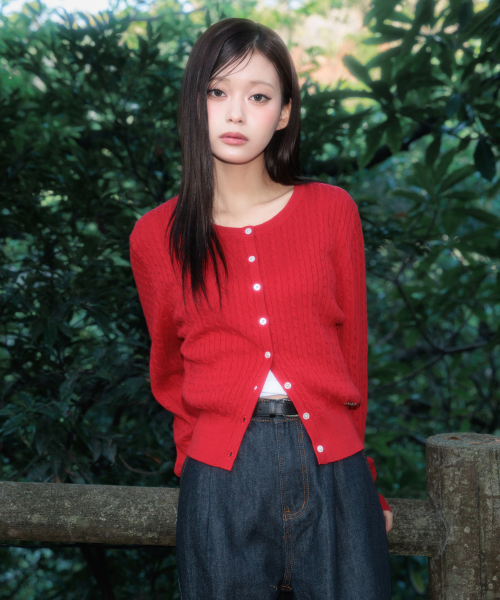 ROSEFRANTZ（ロゼフランツ）の「Cable Knit Basic Cardigan [Rose Red]（カーディガン/ボレロ・レディース・レッド・OS）」の3枚目の写真